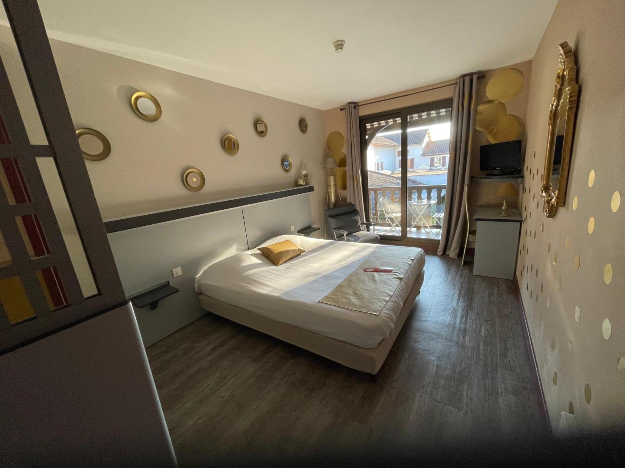 Hotel Restaurant Le Chanel Villieu Екстериор снимка